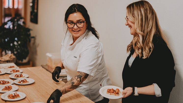 Nazuk Turdieva och Maja Berggren under CHARM-fabrikens tidigare nätverksträff. Fotograf: Fanny Berglund. 