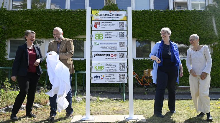 Freude über den Start des Chancen.Zentrums (v.l.): Johanna Jahn (Leiterin KVHS), Landrat Daniel Kurth, Gaby Wehrens (Geschäftsführerin Jobcenter Barnim) und Annette Ruhtz (Buckow gGmbH). Foto: Landkreis Barnim/Bachmann
