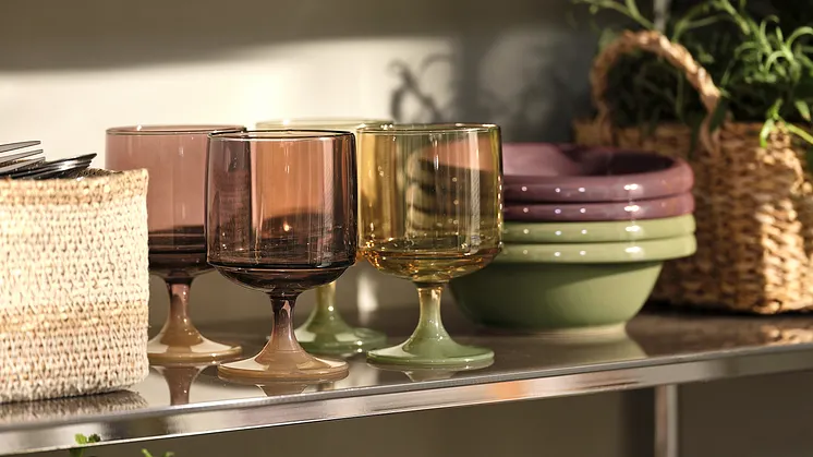 Farbige Gläser, Schalen und Körbe der Nordic Mood Kollektion von JYSK.