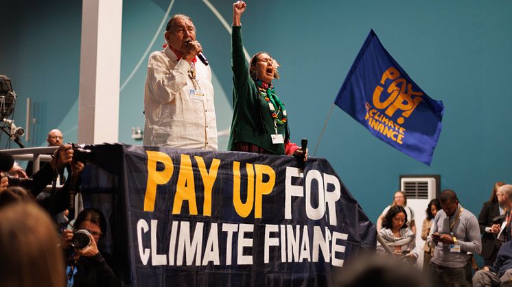Aktivister från hela världen skapade en mänsklig kedja runt arenan under COP29 och uppmanade världens ledare att förbinda sig till ett starkt finansieringsavtal.