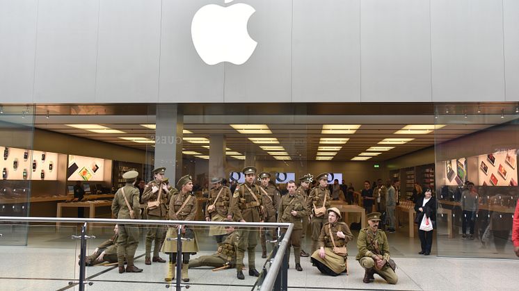 Jeremy Deller: We’re Here Because We’re Here, 2016 – et performativt verk med rundt 1500 deltagere kledd i militær uniform fra første verdenskrig. Foto: Jeremy Deller