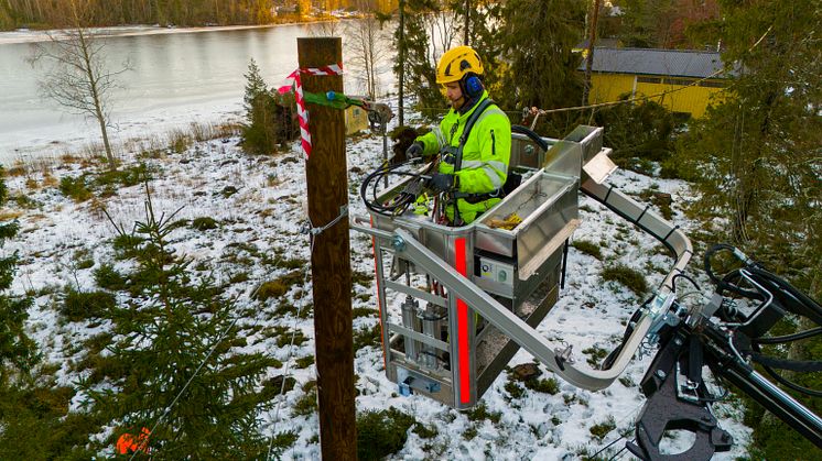 Umeå Energi arbetar fortlöpande för att göra elnätet mer motståndskraftigt. Underhållsarbete pågår just nu på en rad områden i Umeåregionen. Här är det Isak Henriksson, distributionselektriker, som åtgärdar en luftledning.﻿ Foto: Patrik Trägårdh