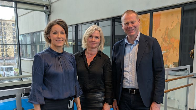Fra venstre: Siv Emanuelsen, direktør for kurs og kompetanse i Kiwa, Siv Wergeland, administrerende direktør i Wergeland Bedriftsutvikling, og Karsten Warloe, administrerende direktør i Kiwa.