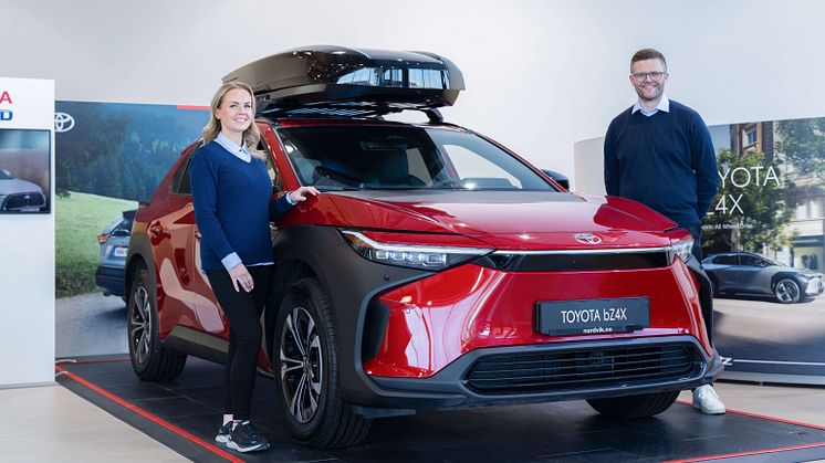 Mest solgt i Bodø i oktober: Bilselger Lise Brattli (t.v) og Andreas Hunstad (t.h) fra Toyota forhandleren Nordvik i Bodø. Foto: Nordvik AS
