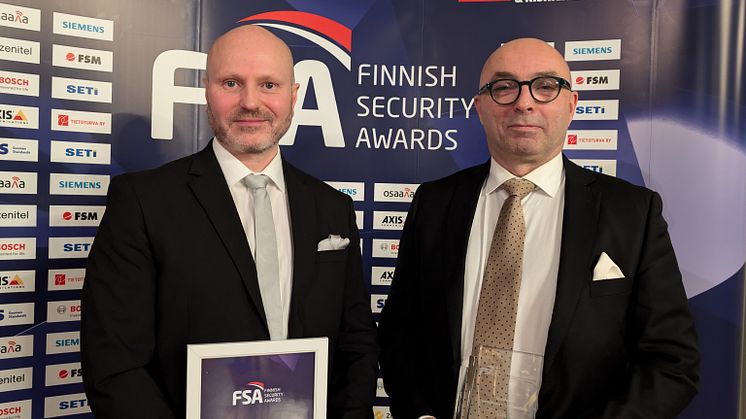 Christian Hartvik sjöfartsinspektör och Peter Forsberg Head of Traffic Viking Line tar emot Finnish Security Award 2024
