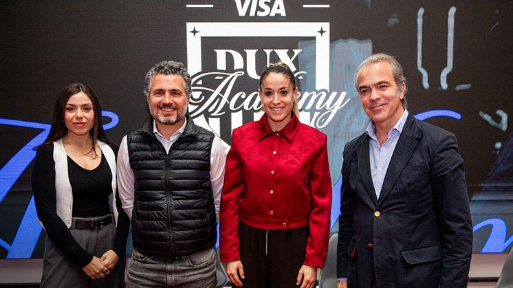 (Alba Horcajuelo, creadora de contenido y Talent Manager en DUX; Javier Perales, Senior Manager Brand & Sponsorship de Visa España y Portugal; Olga García, ex-futbolista profesional y jugadora de esports; José María Moreno, Director General de AEVI)