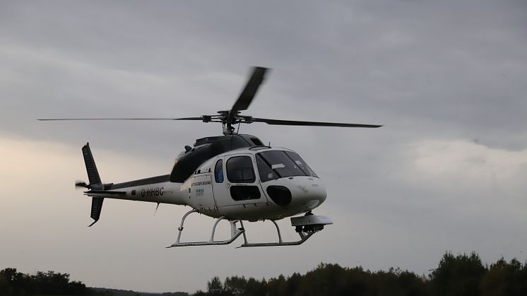 Am Helikopter sind Kameras und Sensoren montiert, mit denen die Bayernwerk Netz ihre Hochspannungsleitungen in Ostbayern digitalisiert.