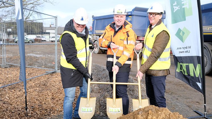 Bengt Jansson, styrelseordförande Ängelholmshem, Andreas Granberg, vd MTA Bygg och anläggning, samt Ola Carlsson tf kommunstyrelsen ordförande Ängelholm genomför första spadtag för kvarteret Lundvivan i Munka Ljungby.