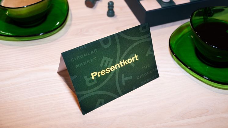 För att göra det enklare att ge bort cirkulära julklappar lanserar Tradera därför ett hållbart presentkort inför årets jul.