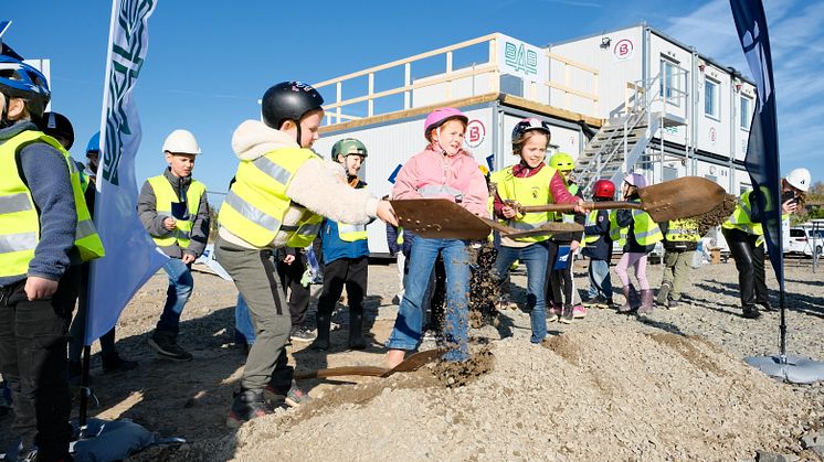 Elever från Strövelstorps skola årskurs 2 ville också hjälpa till under spadtaget av Åsbytorps nya särskilda boende.