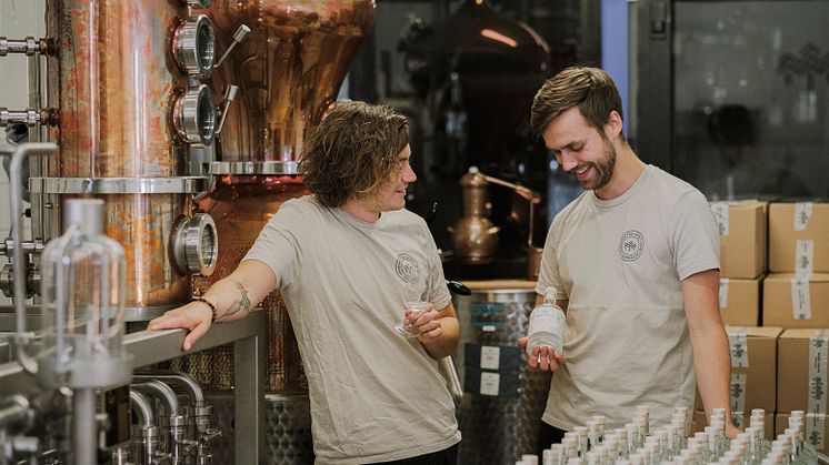 Filip och Viktor i destilleriet. FOTO: Maja Karlström 