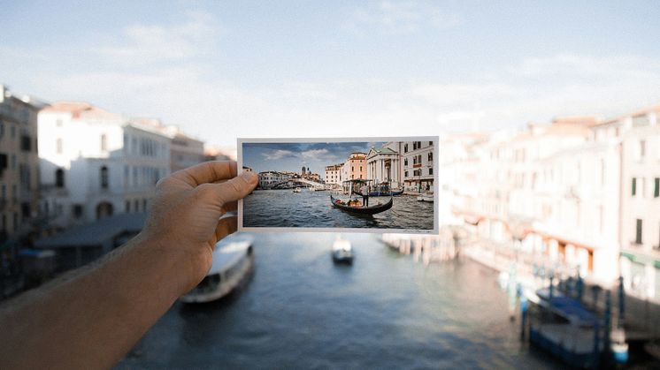 Postales al viajar: todos quieren recibir, pero solo un 20% de los españoles envía