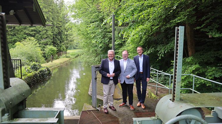 Am Wasserkraftwerk Grablmühle in Prien am Chiemsee machten Bayernwerk-Vorstand Albert Zettl (v.l.), Priens 1. Bürgermeister Andreas Friedrich und Bayernwerk Regio Energie Geschäftsführer Thomas Oppelt den Auftakt.