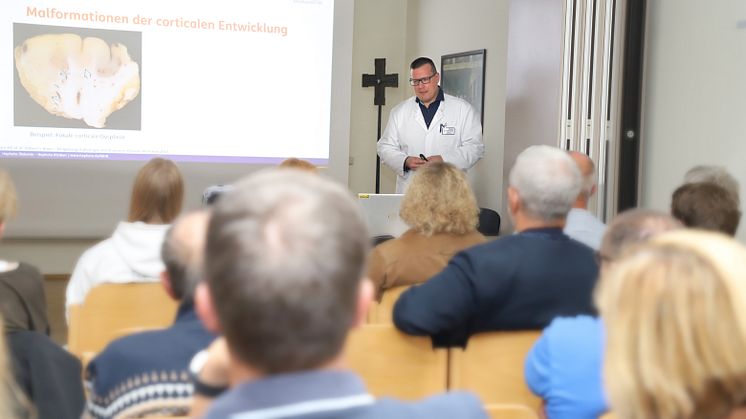 Chefarzt Dr. Sven Fuest beim Arzt-Patienten-Seminar am Mittwochabend in der Hephata-Klinik. (Foto: Hephata-Archiv/Melanie Schmitt)