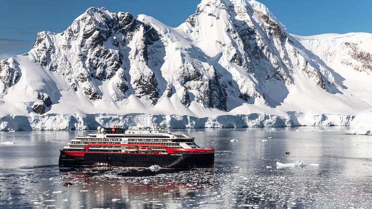 MS Roald Amundsen_ Orne-Harbour-Antarctica_Photo_Oscar_Farrera.jpg