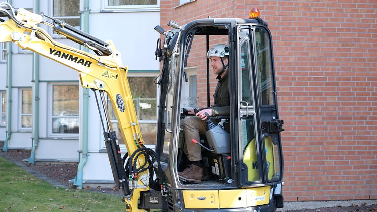 Daniel Lyckestam, ordförande i KHF Göingebygdens Trygga Hem tar det första grävskopetaget. Foto: Östra Göinge kommun