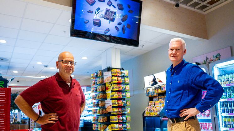 Tommie From (tv) testar BizLabs mjukvara för att utveckla butikens digitala skyltar. Här med BizLabs Magnus Hansson