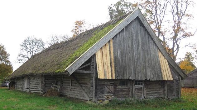 Ladugården vid Granbacka hembygdsgård i Vänersborgs kommun är ett exempel på hur anslaget kan kan användas. Byggnaden är troligen från mitten av 1700-talet. Här har man bland annat bytt ut skadat virke på en fasad. Foto: Lars Bergström, VGR.