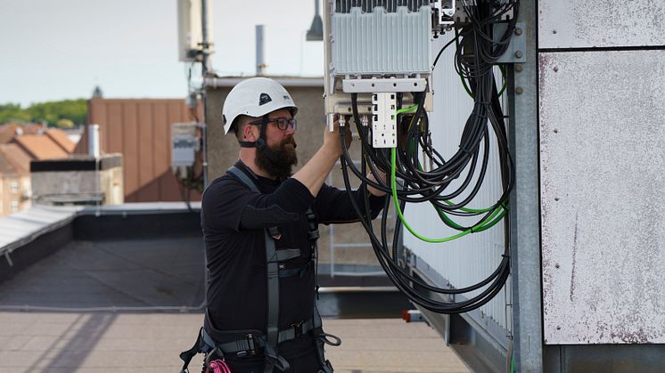 Telenor mast - Antenneudstyr og tekniker på tag