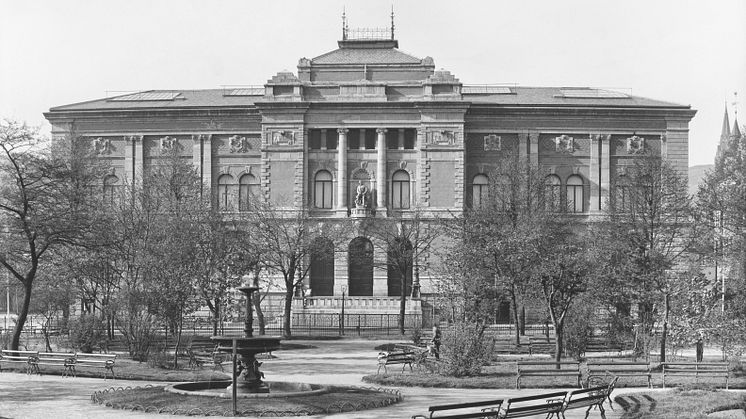 I år er det 200 år siden Kodes samling ble grunnlagt, ved opprettelsen av Bergen Museum i 1825. Her ser vi Permanenten fra rundt 1898.