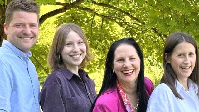 Das Team um Prof. Dr. Marion G. Müller (3. V. l.) und Dr. Patrick Nehls (ganz links) erforscht die Wirkung von Kriegsbildern auf Unbeteiligt. Von l.n.r.: Dr. Patrick Nehls, Samira Rudek, Marion G. Müller, Sofia Brehm) 