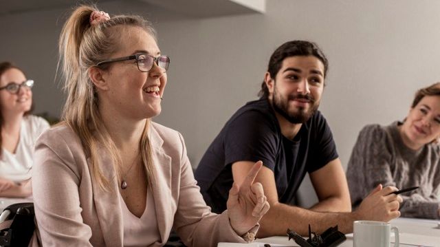 På ett år har över 850 medarbetare inom vård och omsorg i Kungsbacka kommun utbildats genom ett särskilt utbildningsteam.