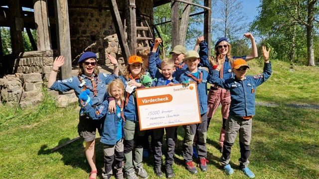 Glada scouter tar emot stipendium under Nornhajken