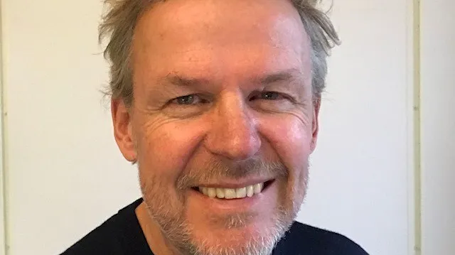 Porträttbild medelålders man.