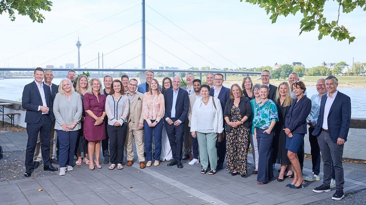 Das Foto zeigt die 17 alltours Jubilare, zusammen mit alltours Inhaber Willi Verhuven und den Geschäftsführern.