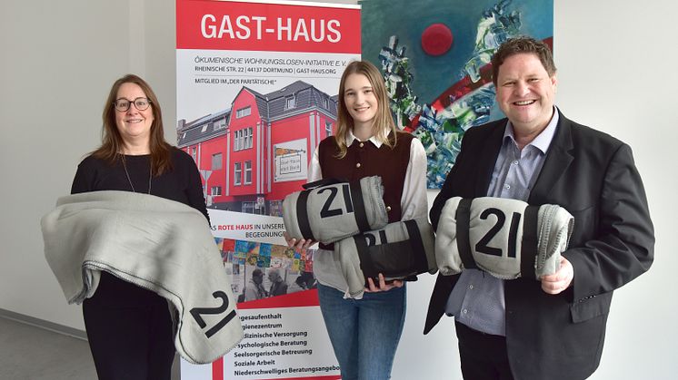 Harald Kraus (Arbeitsdirektor DSW21) und Lena Honcia (Konzernkommunikation DSW21) übergaben die Spende an Sabine Hense (links, Netzwerkkoordinatorin der Initiative „Gast-Haus statt Bank“)