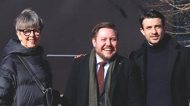 Förra årets pristagare Kerstin Andersen och Behrang Safari tillsammans med Sebastian Jaktling (S), ordförande i kultur- och fritidsnämnden.