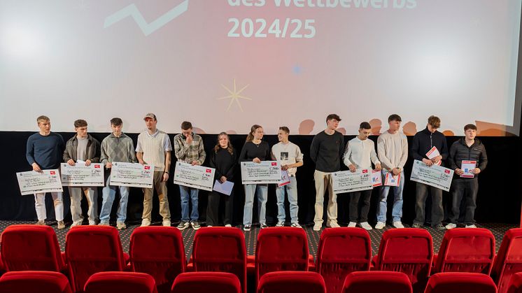 Ganz schön viel Plan von der Börse! Ein kleiner Teil der Gewinnerteams bei der Siegerehrung des Planspiel Börse am 20. März auf der Bühne im Harmonie-Kino.
