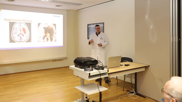 Dr. Sven Fust beim Vortrag beim zweiten Arzt-Patient*innen-Seminar der Hephata-Fachklinik für Neurologie am 29. Oktober. (Foto: Hephata-Archiv / Melanie Schmitt)