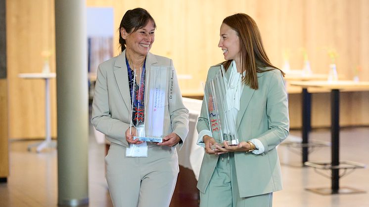 Dr.in Kirsten Rusert (1.v.l.) von der Uni Vechta freut sich zusammen mit der zweiten Preisträgerin Dr.in Simone Stütz. Foto:vegeldanielcom