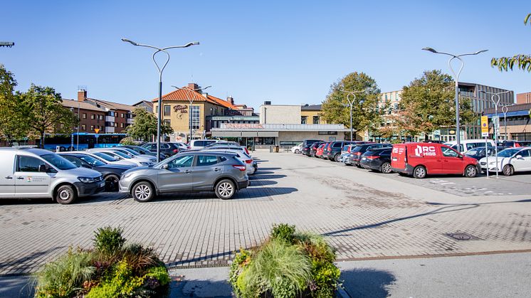 sensommaren 2025 förvandlas en del av Stortorget i Falkenberg till en lekfull och grönskande plats för mat och möten. Mellan augusti och september kommer en del av torget att fyllas med tillfälliga installationer. Bild: Destination Falkenberg Ab.