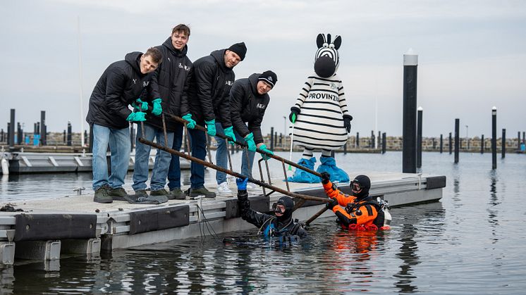 Spieler des THW Kiel und Taucher von Ghost Diving Germany packten mit an. © THW Kiel
