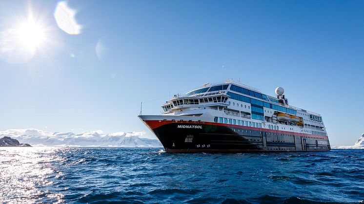 Det tradisjonsrike navnet MS Midnatsol blir igjen å se langs kysten fra november i år. Foto: Maximilian Schwarz / Hurtigruten