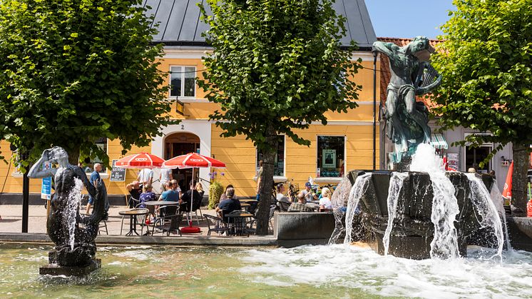 Lagafontänen på Stortorget i Laholm, skapad 1933 av John Lundqvist. Foto: Anders Andersson