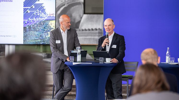 Die LEW-Vorstände Christian Barr (l.) und Dietrich Gemmel (r.) beim Jahrespressegespräch der LEW im Wasserkraftwerk Gersthofen (Daniel Föst/LEW). (Bildmaterial zum Download unten auf der Seite.)