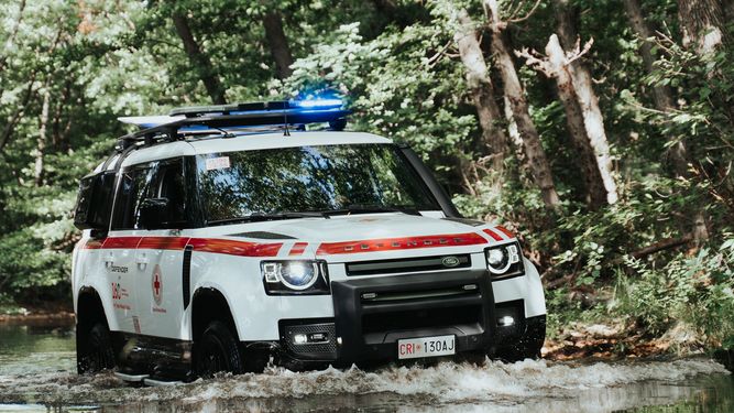 DEFENDER MARKERER 70 ÅRS SKELSÆTTENDE OG VELGØRENDE HUMANITÆRT PARTNERSKAB MED BRITISK RØDE KORS