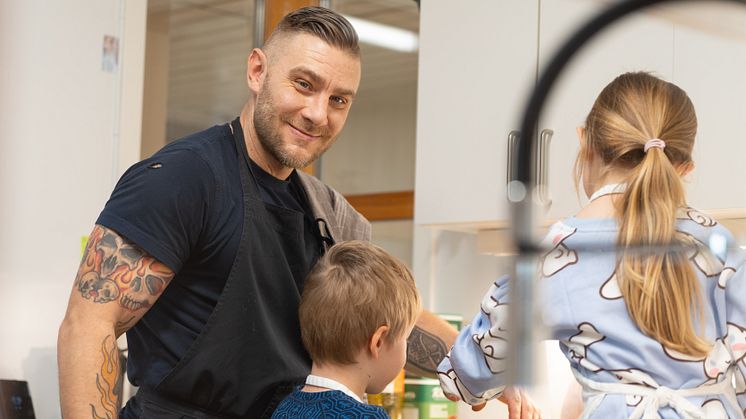 Kul, full av tatoveringer, svært populær, og med et hjerte for barna - Dette er historien om kokken i Sit, Dragvoll studentbarnehage, Petr Quiquerez. Alle foto: Borgar Sagbakken