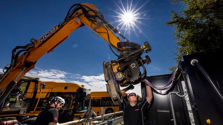 Ronny Larsson och Jesper Nielsen från LANI Eltjänst förbereder installation och driftsättning av de nya laddstationerna för elbussar.