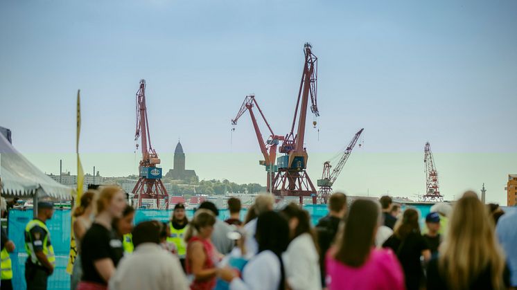  Ett foto av människor som minglar på ett eventområde.