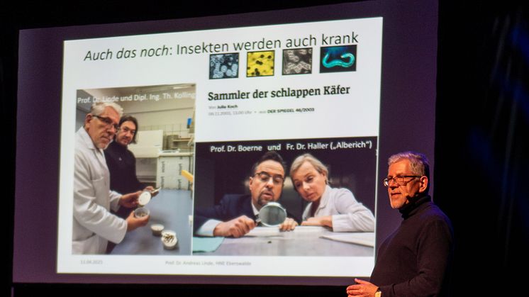 Preisträger Prof. Andreas Linde während Auftritts beim Science Slam in Schwedt/Oder (Bild: Juliane Roloff, Präsenzstelle Schwedt Uckermark)