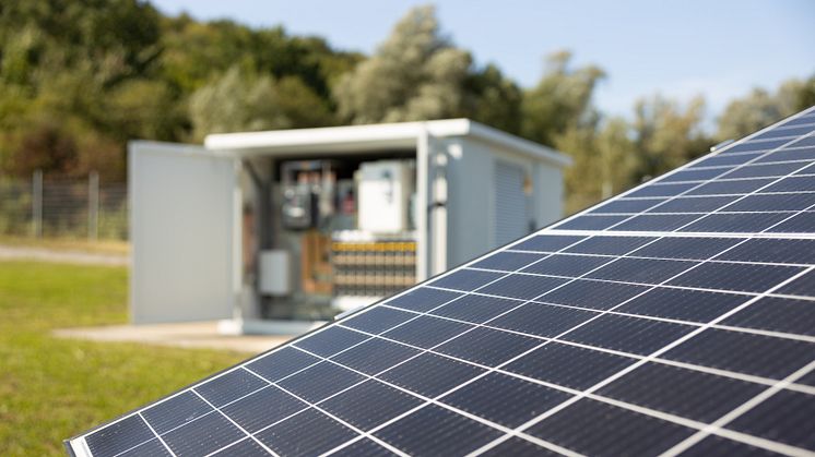 Digitale Ortsnetzstation und PV-Anlage
