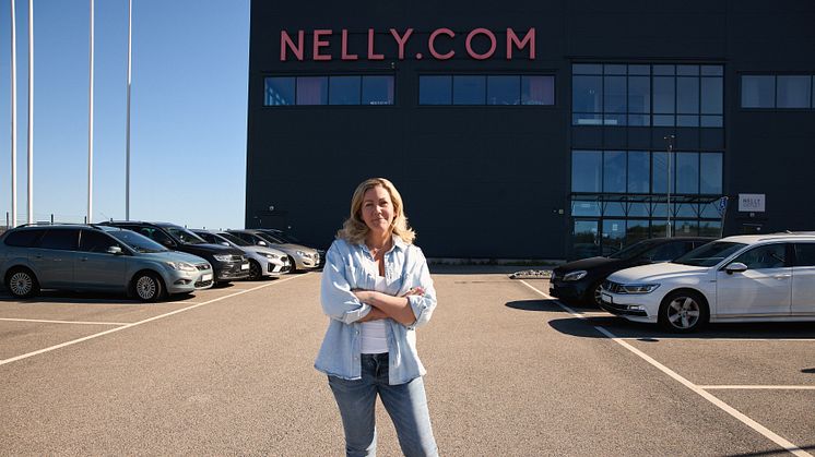 Erika Johansson, Return Manager på Nelly, utanför Nellys distributionscenter i Borås.