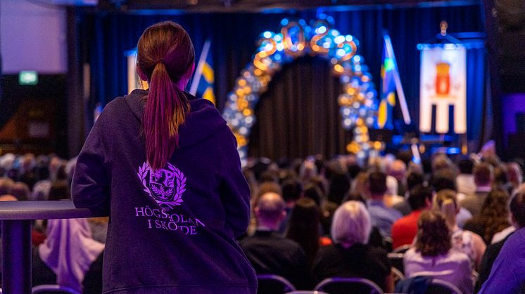Högskolan i Skövde håller på lördag en examensceremoni för programstudenter som tog ut examen under läsåret 2023–2024. Den högtidliga ceremonin med diplomering äger rum i Kulturhuset i Skövde.