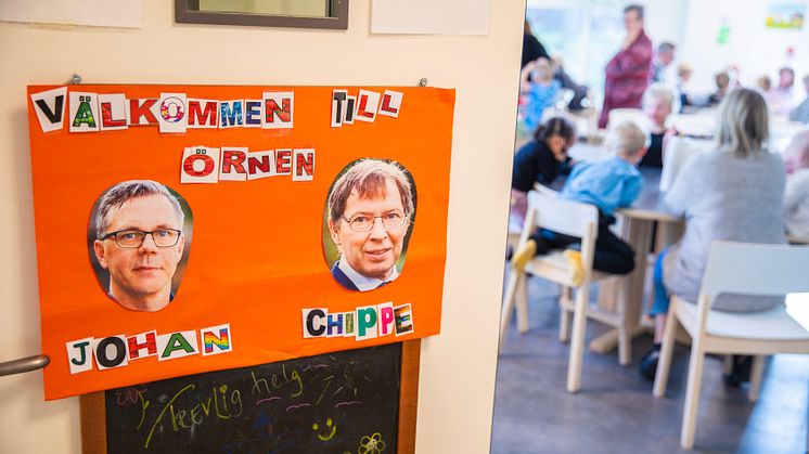 Förskolebarnen vid Örnens förskola välkomnar Katrineholms kommuns styrande majoritet. 