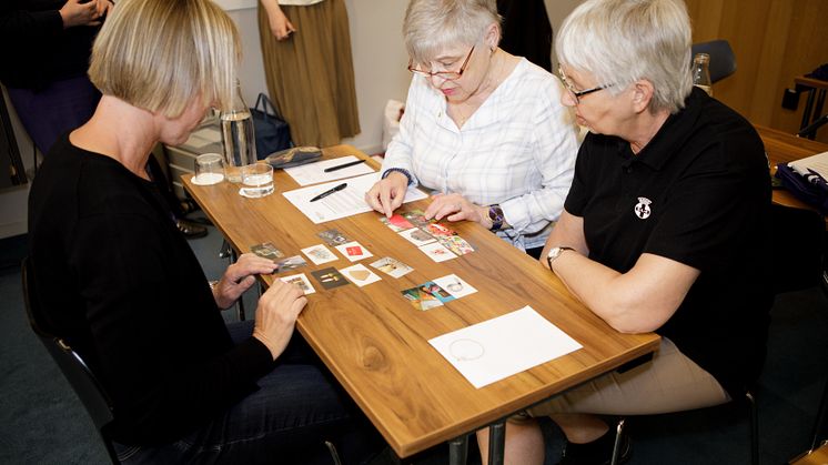 Deltagare på en av Lottakårens beredskapsutbildningar pratar om vad som är bra att ha i sin krislåda