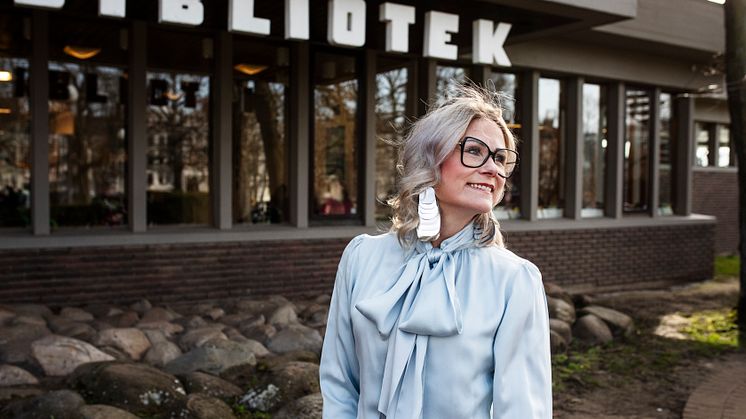 Bibliotekschefen i Helsingborg, Karin Ahlstedt, jublar över beslutet. Foto: Julia Lindemalm